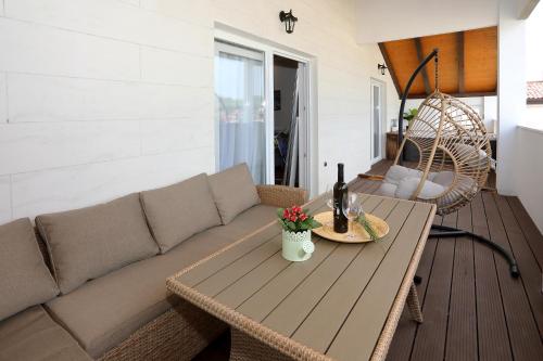 Posezení v ubytování Luxury Apartments Monika near the sea with private parking