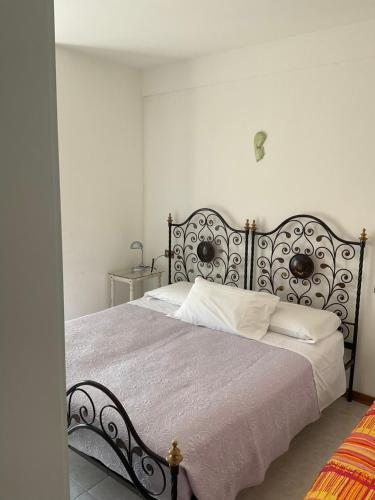 1 dormitorio con 1 cama grande con marco de metal en Bolognese Apart-Hotel 3 stelle vista mare, en Caorle