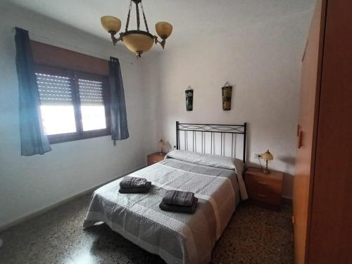 アドラにあるVistas al Marのベッドルーム1室(ベッド1台、タオル2枚付)