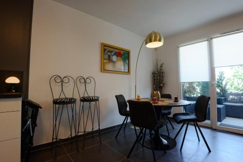 une cuisine et une salle à manger avec une table et des chaises dans l'établissement LAKE HOME, à Annecy
