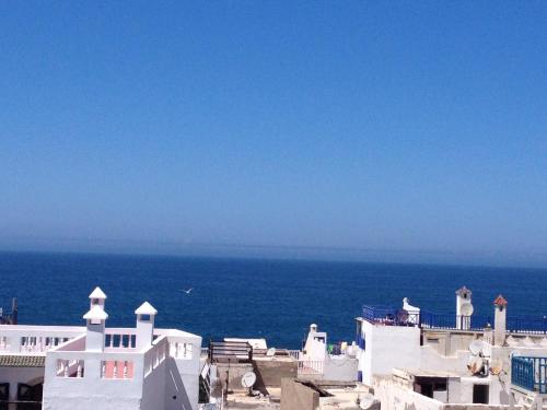 uitzicht op de oceaan vanaf het dak van een gebouw bij Riad Lyon-Mogador in Essaouira