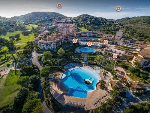 une vue aérienne d'un complexe avec piscine dans l'établissement Studio Cabine village Cap Esterel avec wifi, à Saint-Raphaël