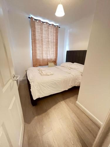 een kleine slaapkamer met een bed en een raam bij Entire One Bedroom Flat, 5 in Great Yarmouth