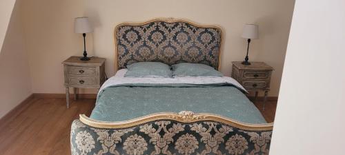 um quarto com uma cama grande e 2 mesas de cabeceira em La Grange, Le Domaine de Brugal em Carsac-Aillac