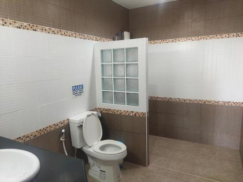 La salle de bains est pourvue de toilettes, d'un lavabo et d'une fenêtre. dans l'établissement BEA Privileged Apartment, à Lamai