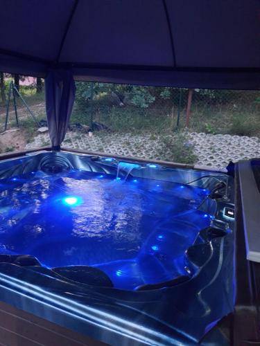 eine Whirlpool-Badewanne auf der Rückseite eines Autos in der Unterkunft Eden nad Lubie Linowno 