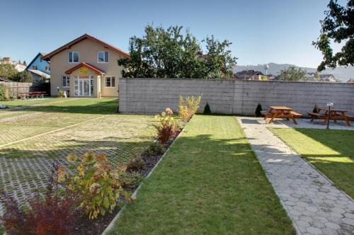 a garden with a retaining wall and a picnic table at ASCONA in Hrabušice