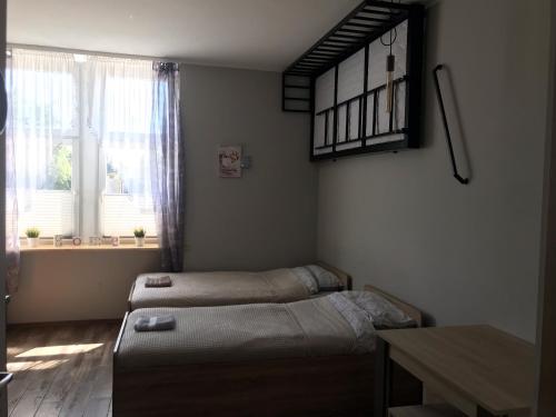 1 dormitorio con cama, mesa y ventana en Apartament przy starówce en Gdansk
