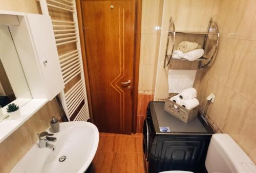 W łazience znajduje się umywalka, toaleta i lustro. w obiekcie Apartman Jurak w mieście Zaprešić