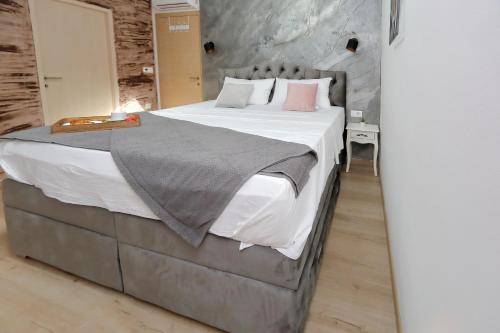 Postel nebo postele na pokoji v ubytování Luxury Apartments Monika near the sea with private parking