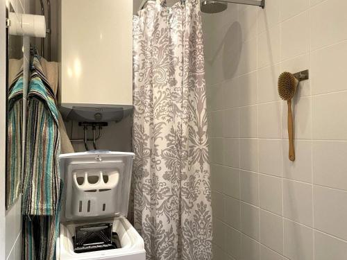 Ett badrum på Holiday home SKÖVDE