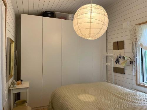 Tempat tidur dalam kamar di Holiday home SKÖVDE