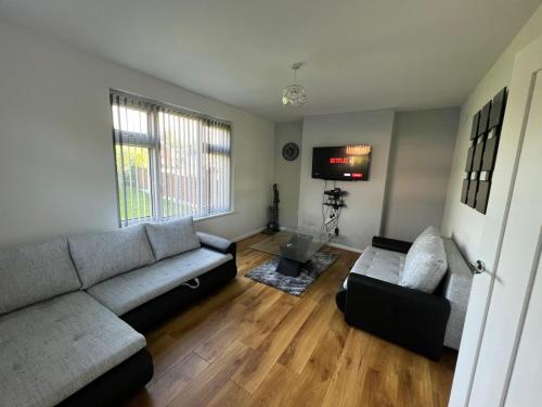 sala de estar con sofá y TV en Cosy home near NEC, BHX Bullring & Solihull, en Birmingham