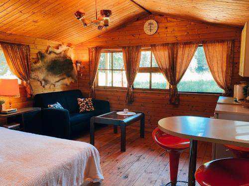 um quarto com uma cama, um sofá e uma mesa em Loond country house near the Lake em Kaunissaare