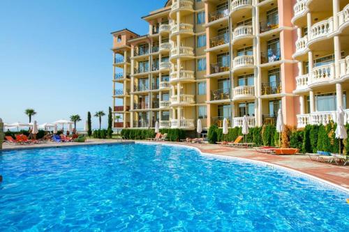 una gran piscina frente a un gran edificio de apartamentos en Andalucia Beach - Sea Viev Apartments en Elenite