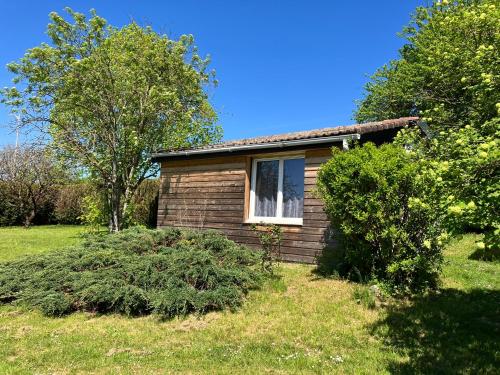 mały dom z oknem w polu w obiekcie Gîte cosy en milieu rural w mieście Lavilleneuve-au-Roi