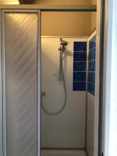 um chuveiro com uma porta de vidro na casa de banho em Ritfa 2 em Heide