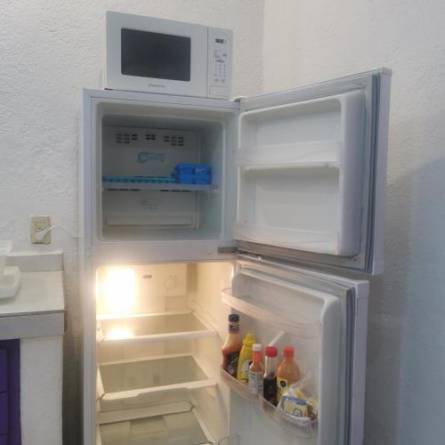 Η κουζίνα ή μικρή κουζίνα στο 2 bedroom apartment with a/c Wi-Fi best location!