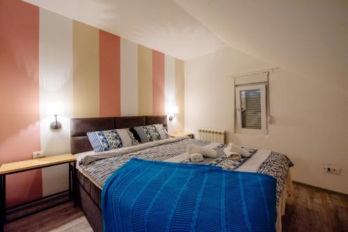 ein Schlafzimmer mit einem großen Bett mit zwei Handtüchern darauf in der Unterkunft Vila Barović - Kolasin in Kolašin