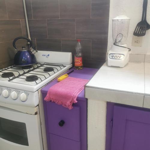 Η κουζίνα ή μικρή κουζίνα στο 2 bedroom apartment with a/c Wi-Fi best location!