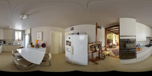 uma cozinha com um frigorífico branco num quarto em B&B Yaca em De Haan