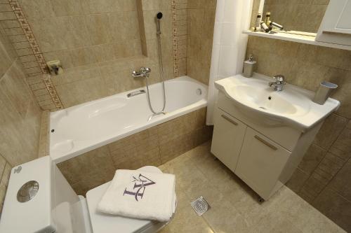 Ett badrum på Levantes Villas