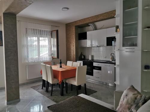 een keuken met een eettafel en witte kasten bij Zlatibor Hills Nature in Zlatibor