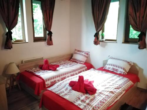 A bed or beds in a room at Къща за гости УЮТ с. Жеравна