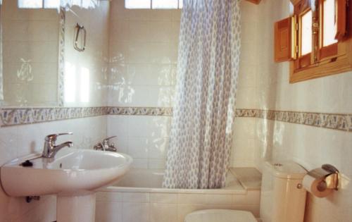 ein Badezimmer mit Waschbecken, Badewanne und Toilette in der Unterkunft Casitas La Purísima Macho in Requena