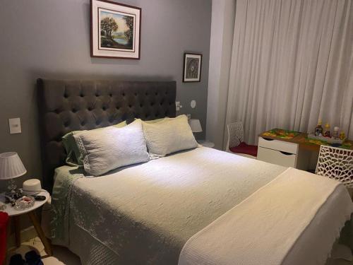 מיטה או מיטות בחדר ב-LOFT COMPLETO, GRANJA BRASIL, EM ITAIPAVA