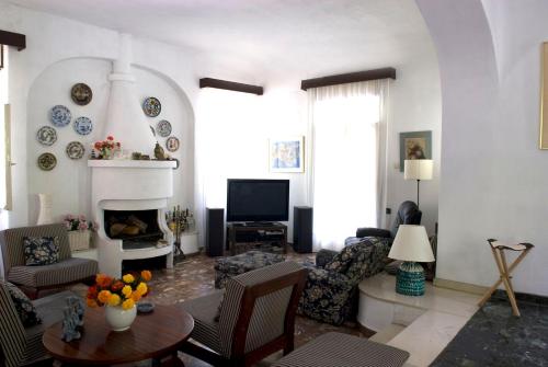 Μια τηλεόραση ή/και κέντρο ψυχαγωγίας στο Spacious Villa close to an amazing Sithonia beach