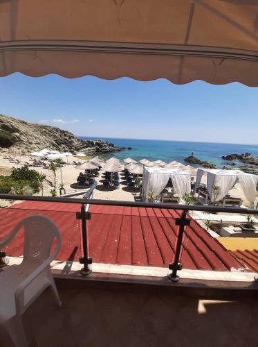 d'une table et d'une chaise sur un balcon avec vue sur la plage. dans l'établissement Holiday Home in Sarti, Chalkidiki, à Sarti