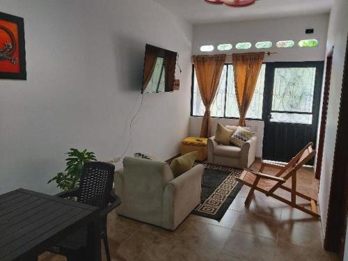 a living room with two chairs and a table at Casa de descanso in Mariquita