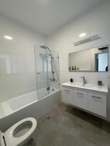 Ванна кімната в #דירת יוקרה על הים Seabreeze Beach Apartment#