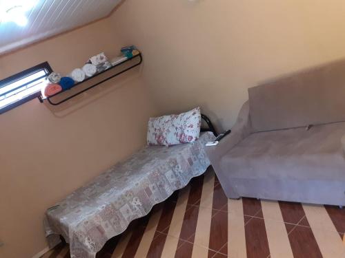 Piccola camera con letto e divano. di Casa Vênus a São Pedro da Serra