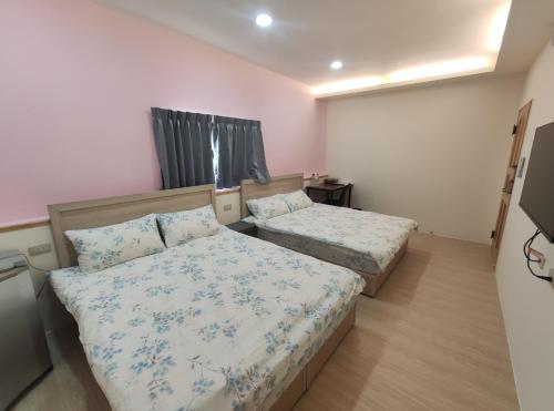 a bedroom with two beds in a room at Xiangsheng Homestay in Puli