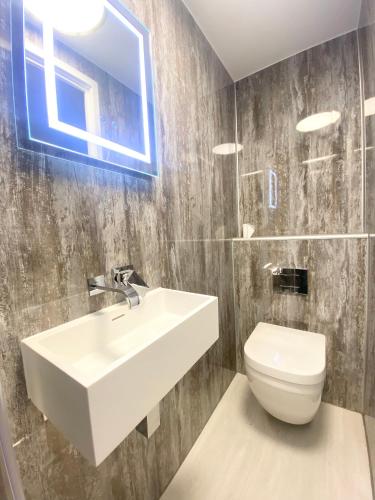 Ванная комната в Cloud9 Guest House - by Coastline Retreats - Newly Renovated, Beautiful Ensuite Rooms Near Seafront in Town Centre, Netflix, SuperFast WiFi, Communal Kitchen