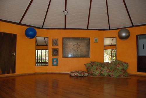 an empty living room with a couch and blue balloons at Pousada Estância Rio Acima in Itamonte