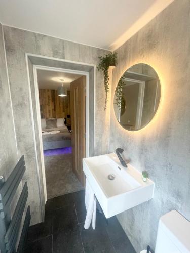 Кровать или кровати в номере Cloud9 Guest House - by Coastline Retreats - Newly Renovated, Beautiful Ensuite Rooms Near Seafront in Town Centre, Netflix, SuperFast WiFi, Communal Kitchen