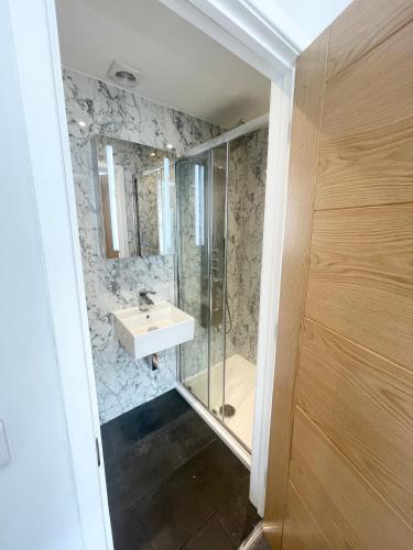 Ванная комната в Cloud9 Guest House - by Coastline Retreats - Newly Renovated, Beautiful Ensuite Rooms Near Seafront in Town Centre, Netflix, SuperFast WiFi, Communal Kitchen