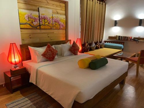 Rockside Cabanas Hotel في يوناواتونا: غرفة نوم بسريرين وصالة جلوس
