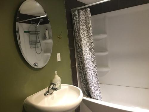 Ένα μπάνιο στο Private Rooms Male Accommodation Close to NAIT Kingsway Mall Downtown