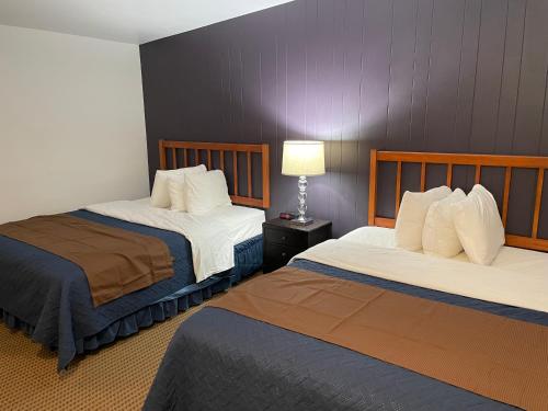 מיטה או מיטות בחדר ב-Valley Hi Hotel
