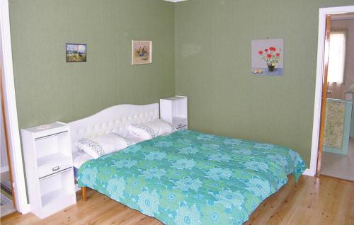 VenaにあるHllgrdenのベッドルーム(白いベッド、青い毛布付)