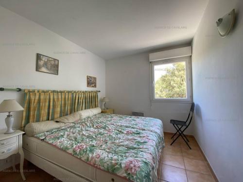 une chambre avec un lit et une fenêtre dans l'établissement Location 3 chambres avec piscine, tennis et garage - Clim, Terrasse et Proche Plage - FR-1-100-279, à Cavalaire-sur-Mer