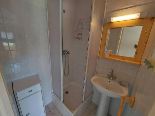 Kúpeľňa v ubytovaní Studio Cabine avec Terrasse, Piscine et Parking Privé à Marseillan - FR-1-326-774