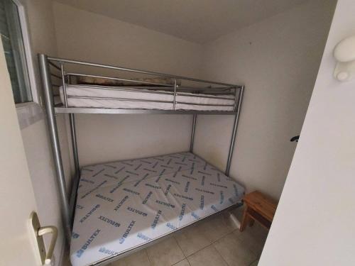 Posteľ alebo postele v izbe v ubytovaní Studio Cabine avec Terrasse, Piscine et Parking Privé à Marseillan - FR-1-326-774