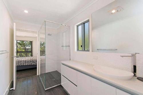 サンシャインビーチにあるDepper St Beautifully Renovated Beach Houseの洗面台と鏡のある白いバスルーム