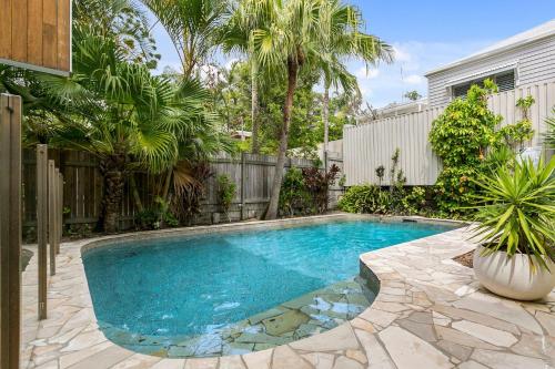 uma piscina no quintal de uma casa em 9 Depper St - Upper Level Only em Sunshine Beach