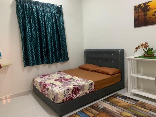 uma pequena cama num quarto com uma cortina verde em Mok Moon Homestay Nearby Beach Pantai Kelulut - Marang em Marang